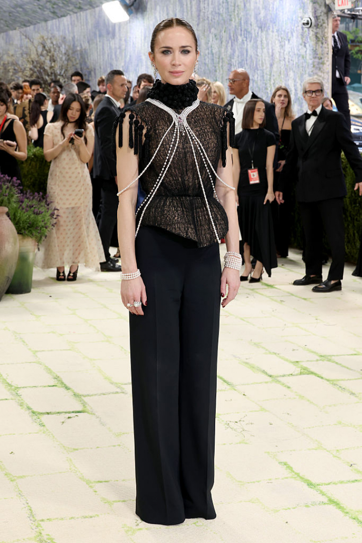 alt="alt="La actriz, con un vestido de cuello alto plagado de perlas""