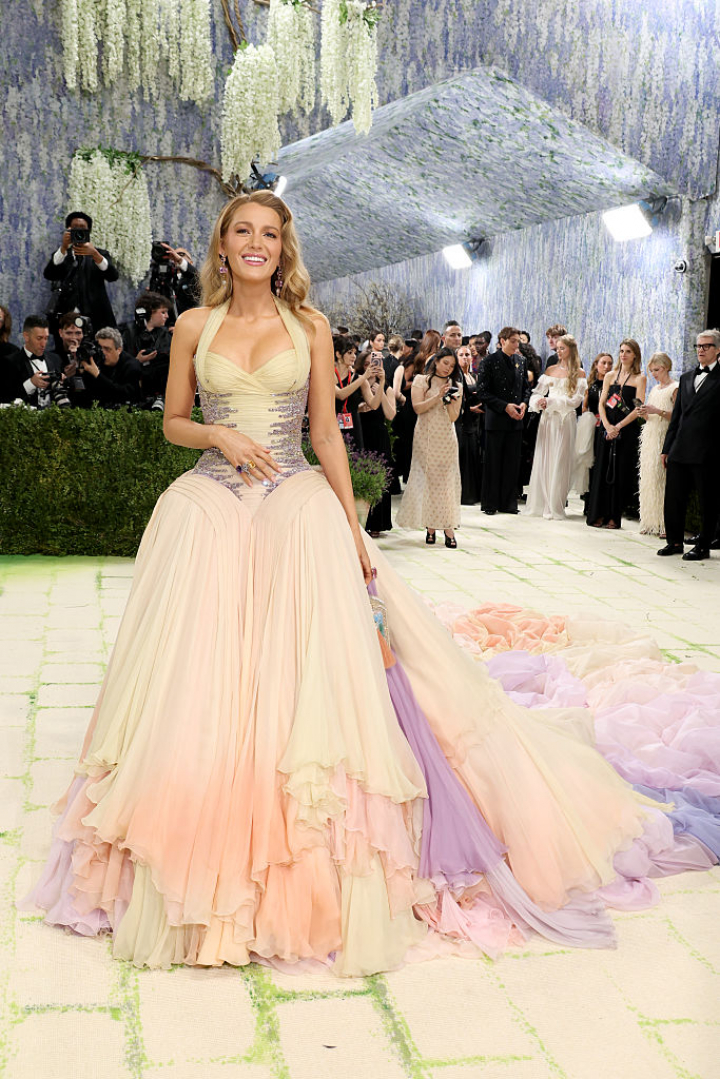 alt="alt="La actriz ha elegido un vestido en tonos pastel de Versace de archivo de 2006.""