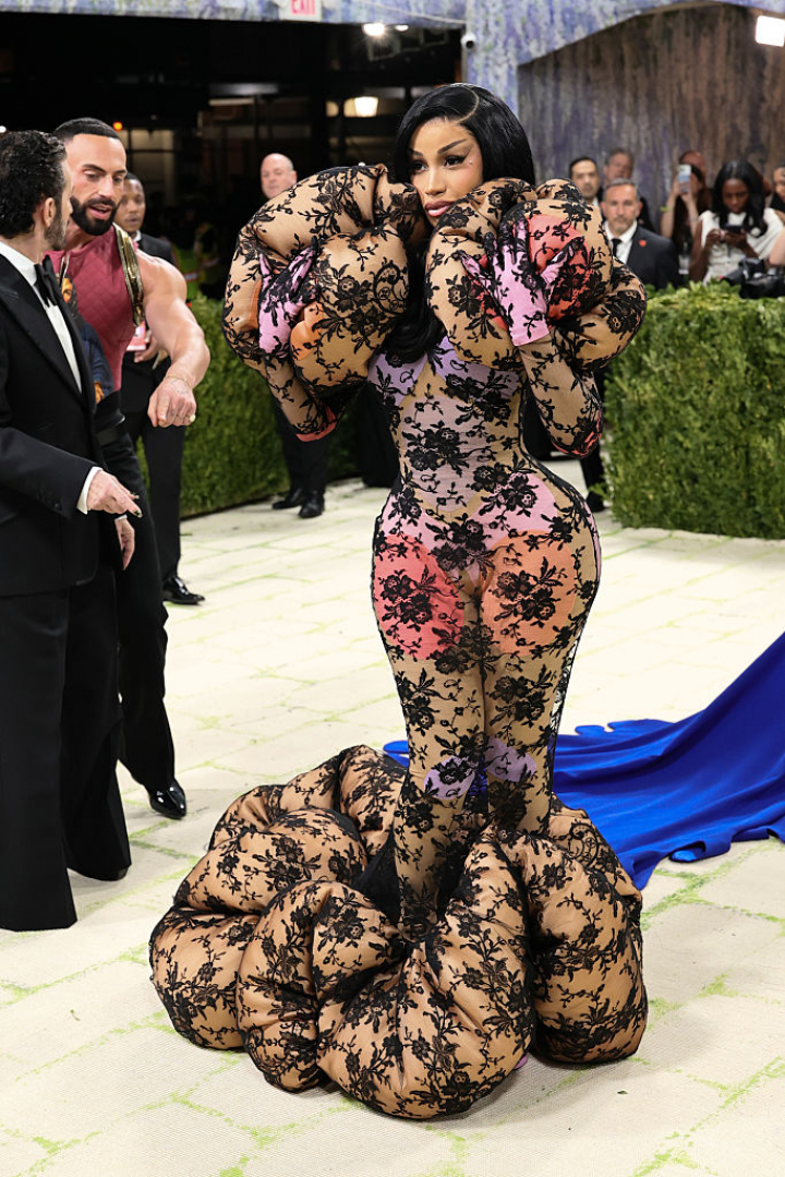 alt="alt="La artista eligió este extravagante diseño de Marc Jacobs.""