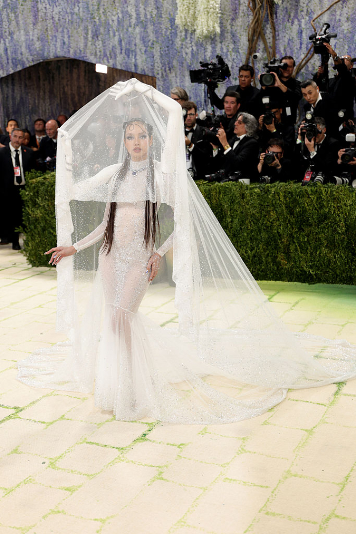 alt="alt="La estrella del kpop eligió un extravagante diseño blanco de Robert Wun.""