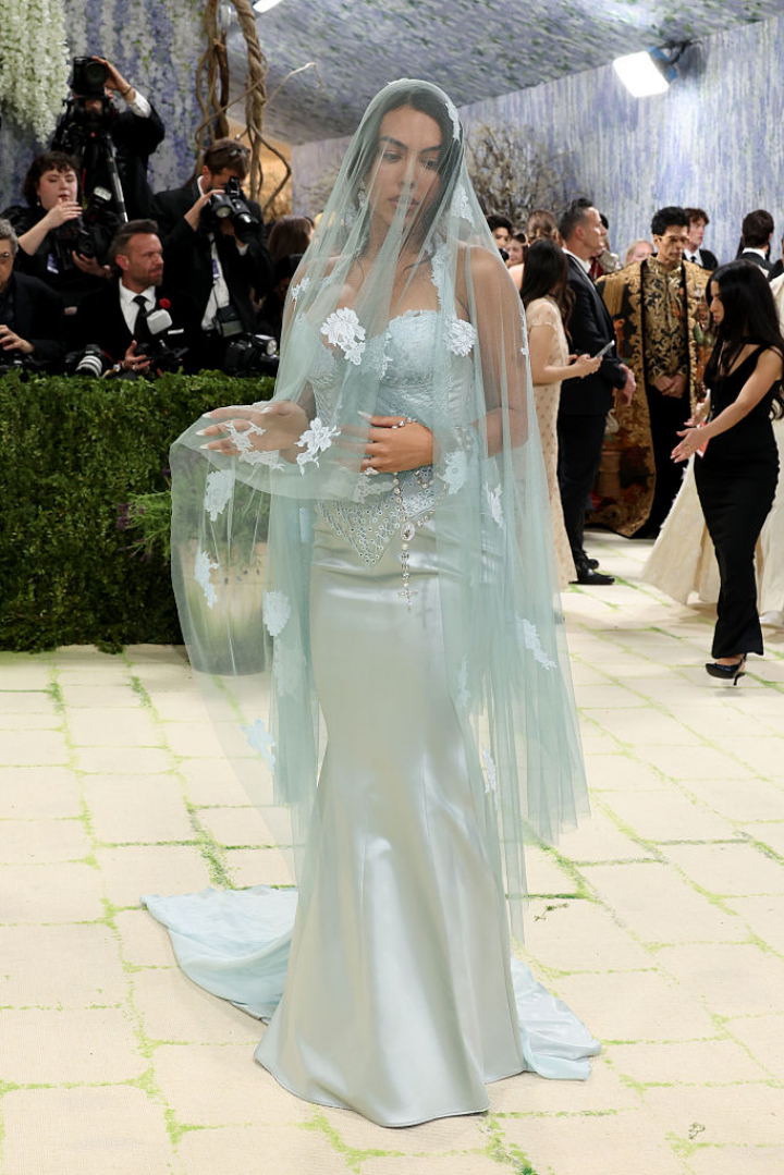 alt="alt="La influencer ha pisado la alfombra roja con un diseño aguamarina de Michael Kors con velo de encaje a juego.""