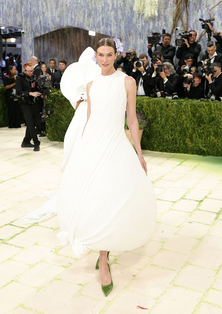 alt="alt="La modelo apostó por un voluminoso diseño de alta costura de Dior.""