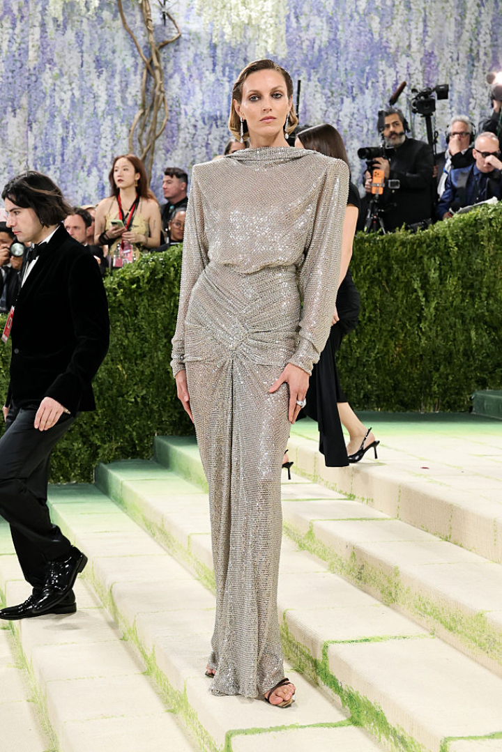 alt="alt="La modelo, con un diseño de hombreras e inspiración años 80 de Saint Laurent.""