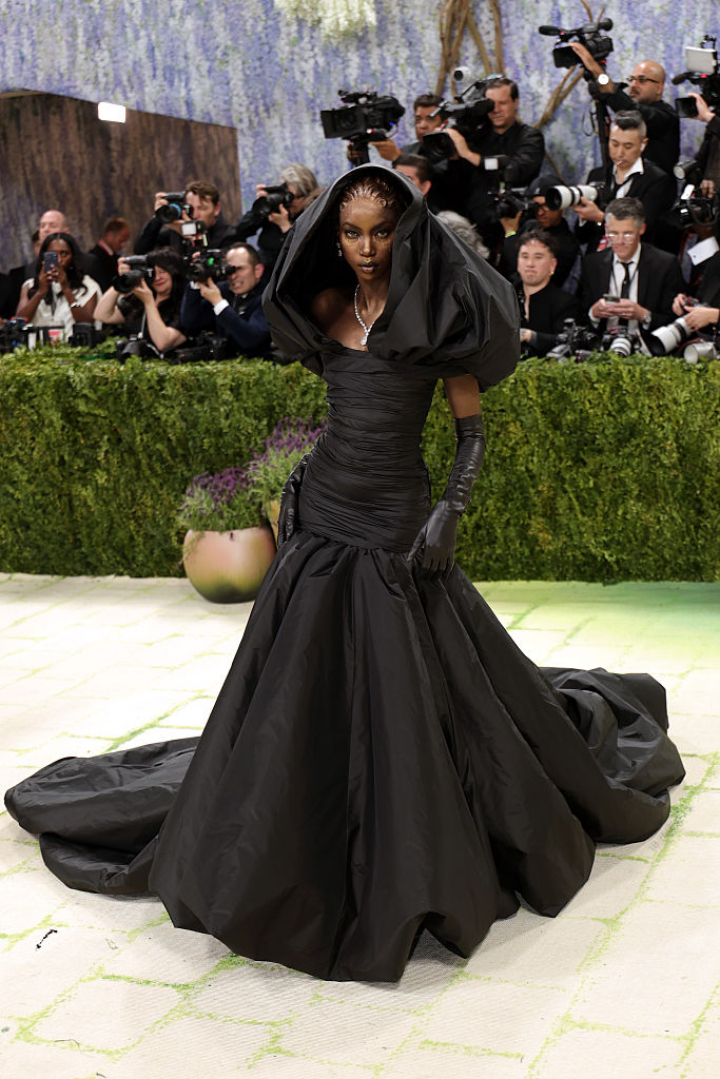 alt="alt="La modelo, con un vestido de Balenciaga que juega con los volúmenes.""