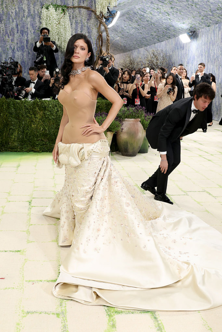 alt="alt="La pequeña de las Kardashian, con dejas teñidas incluidas, apostó por un corsé que imita la silueta del cuerpo con todo tipo de detalles.""
