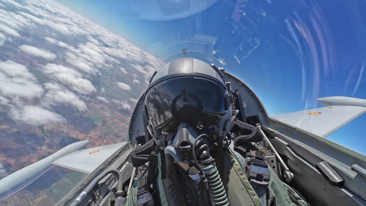 La princesa Leonor durante un momento de vuelo en la cabina del F5