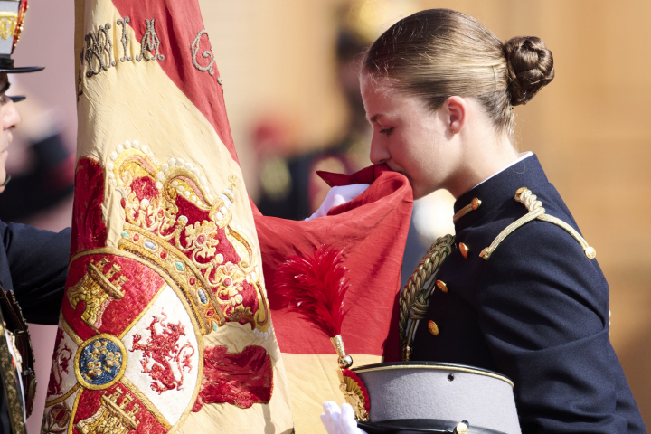 La princesa Leonor besa la bandera de España en su jura de bandera en la Academia General Militar de Zaragoza en octubre de 2023