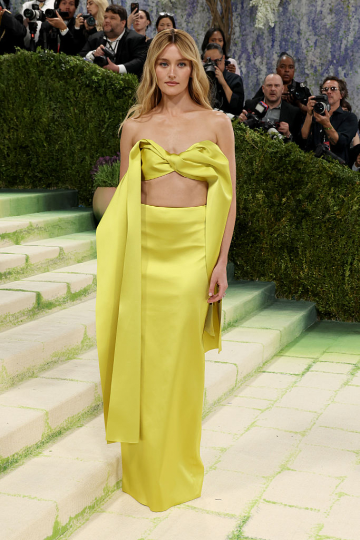 alt="alt="La protagonista de 'Love Story' ha elegido un conjunto verde chartreuse hecho a medida para ella por Loewe.""