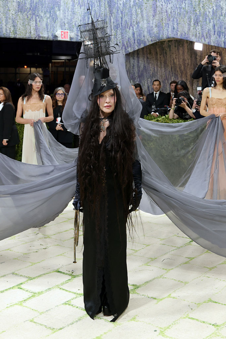 alt="alt="La reina del pop ha paralizado la alfombra roja con este diseño a medida de Saint Laurent inspirado en la pintora surrealista Leonora Carrington.""