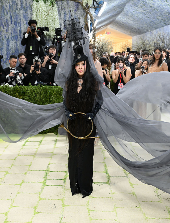 Madonna con su diseño de Saint Laurent homenaje a Leonora Carrington a su llegada a la Gala Met.
