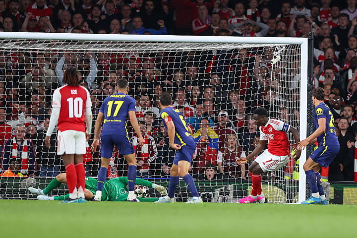 Momento en el que Bukayo Saka marca el primer gol del partido tras una buena parada de Oblak.