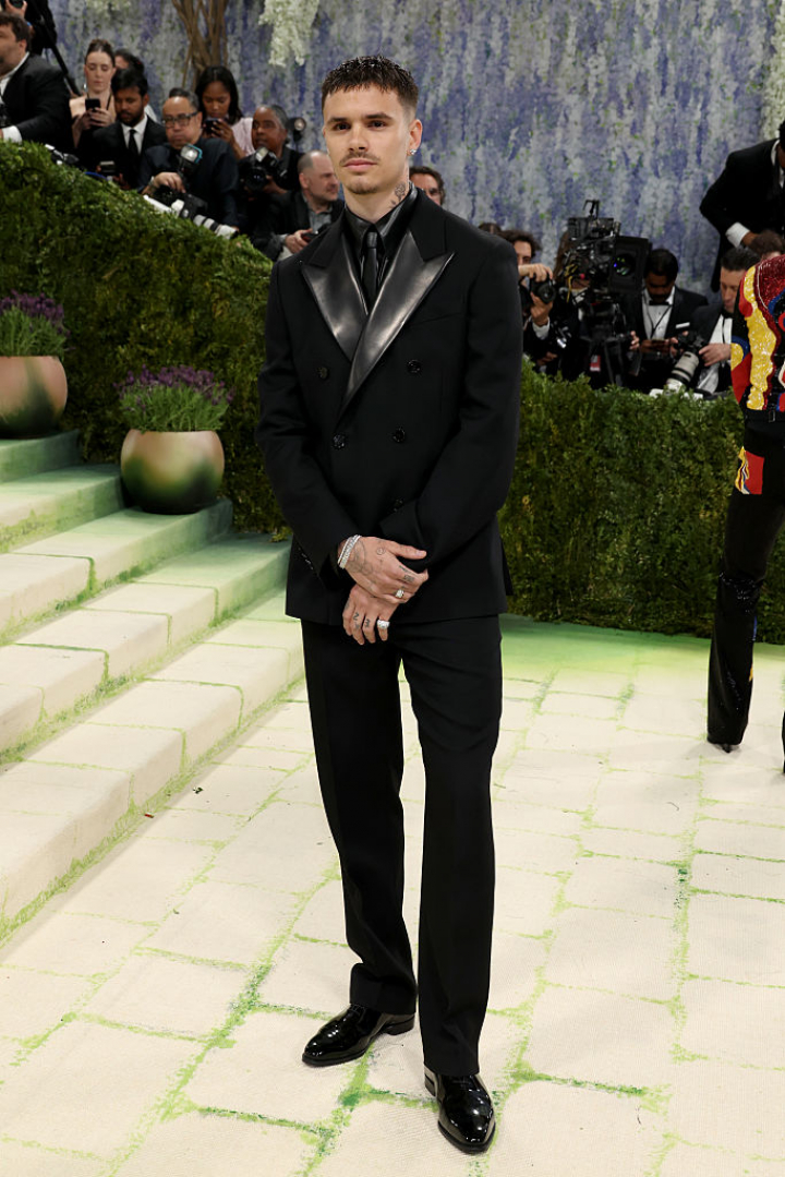 alt="alt="Para su debut en la gala, el hijo de los Beckham ha elegido un esmoquin de Burberry.""