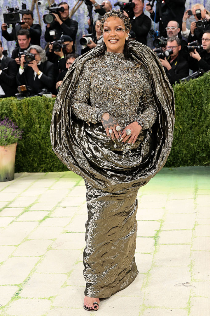 alt="alt="Se hizo esperar, pero llegó con este escultural diseño de alta costura de Margiela.""