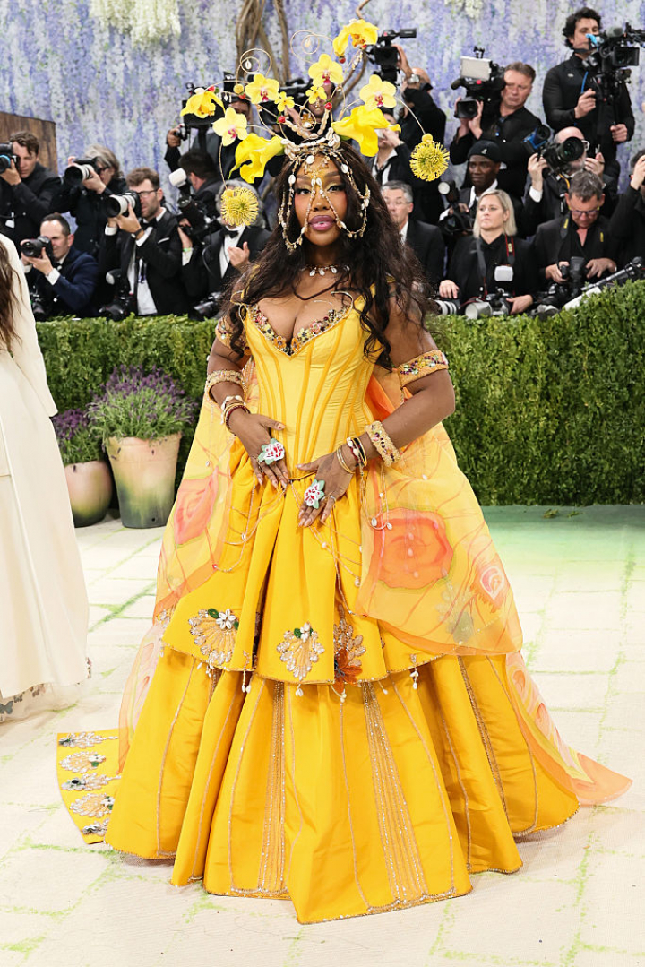alt="alt="¿Se puede ir a la Gala Met con materiales descubiertos en Ebay? La artista demuestras que sí con este look y tocado amarillos.""