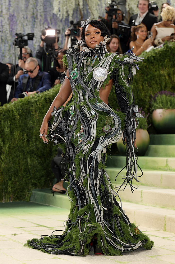 alt="alt="Siempre una de las más rompedoras, la artista ha apostado por un vestido inspirado en un jardín futurista.""