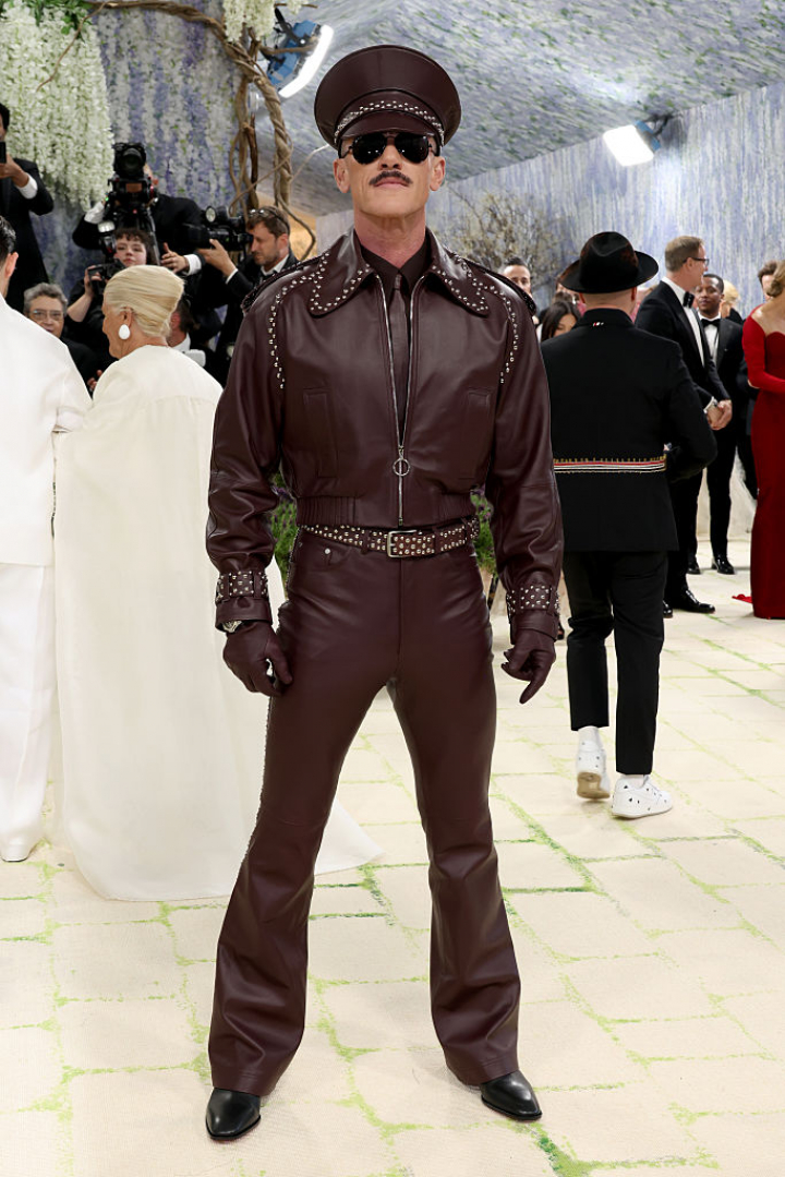 alt="alt="Sorprendiendo a muchos, el actor ha posado con este conjunto de piel de Palomo Spain.""