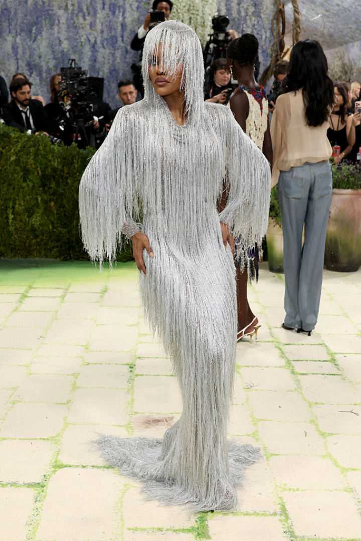 alt="alt="Teyana arrasó en las alfombras rojas de la temporada de premios y la Gala Met no ha sido menos con este vestido cargado de flecos plateados con tocado a juego.""
