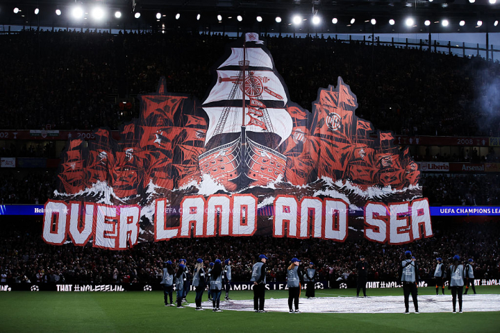 Tifo de los aficionados ingleses en el Emirates Stadium para la semifinal de Champions League contra el Atlético de Madrid.