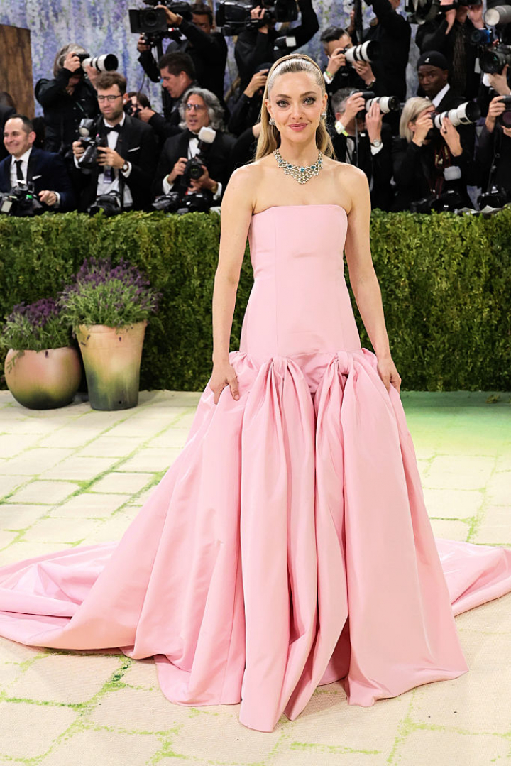 alt="alt="Tirando de siluetas clásicas con este vestido rosa de Prada que completó con joyas de Tiffany.""