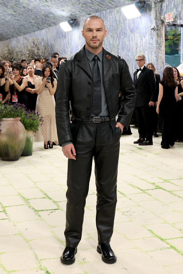 alt="alt="¿Traje de cuero en la Gala Met? El actor dice sí con este conjunto de Prada.""
