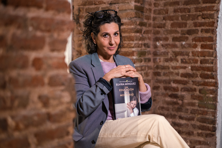 Elvira Mínguez posa con su novela 'La educación del monstruo'.