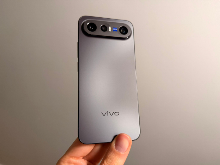 El nuevo vivo X300 FE, sin la funda del extensor.