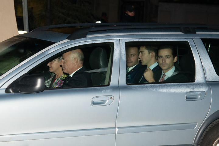 Kubrat de Bulgaria y Carla Royo-Villanova con sus hijos Lukas, Tirso y Mirko en el 18º cumpleaños de la princesa Leonor