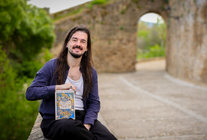 Mikel Herrán con su libro 'Sobrevivir en el Medievo'.
