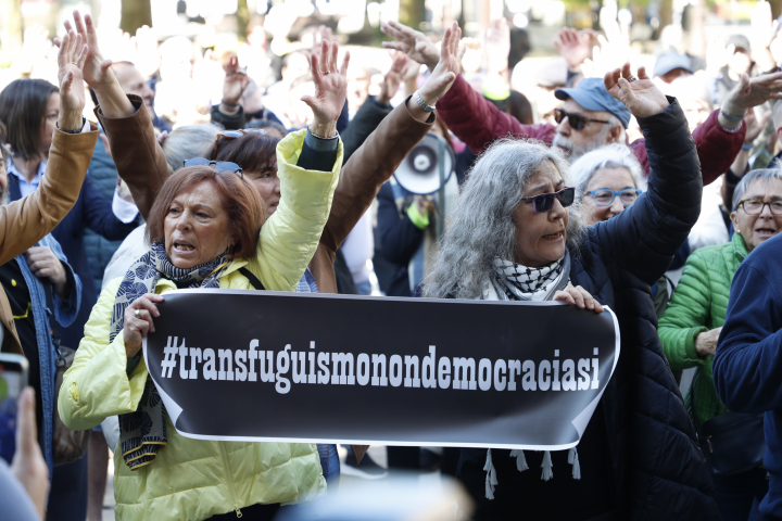Numerosas personas protestan en el exterior del Ayuntamiento de Lugo, ante la moción de censura que ha convertido a la popular Elena Candia en alcaldesa con el apoyo de una tránsfuga del PSOE.