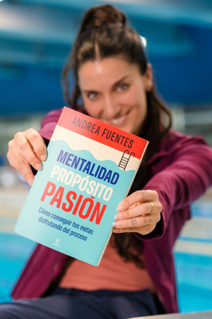 Andrea Fuentes posa con su libro 'Mentalidad, propósito, pasión'.