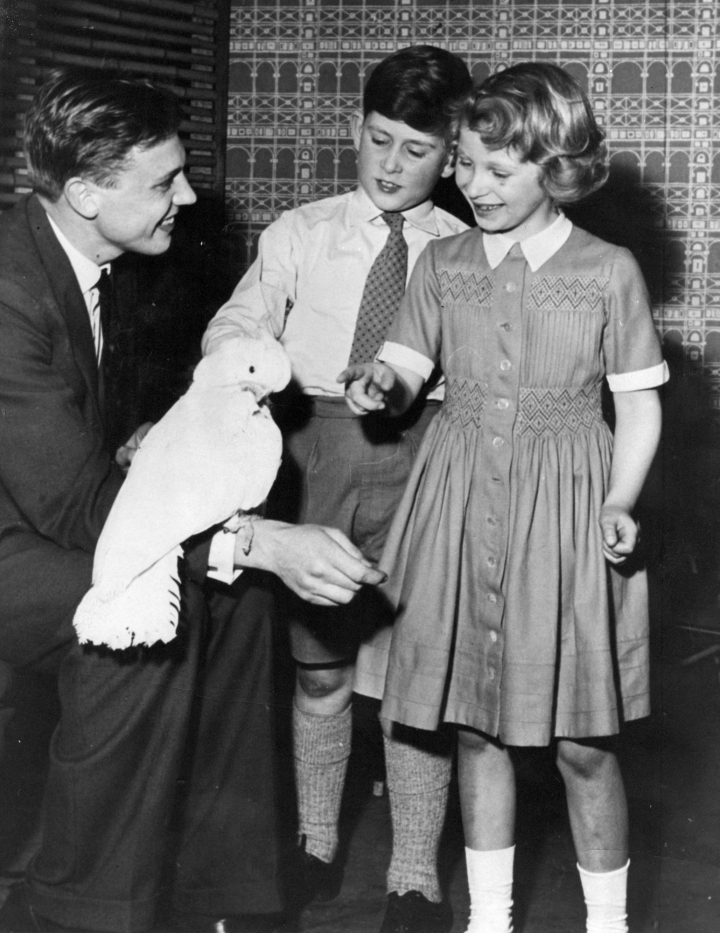 David Attenborough presenta a su cacatúa Cocky a los entonces niños Carlos III y la princesa Ana
