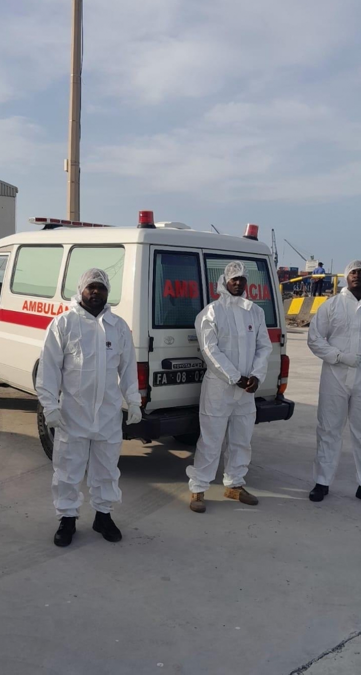 Personal sanitario espera a los evacuados del MV Hondius en Praia, Cabo Verde, el 6 de mayo de 2026.