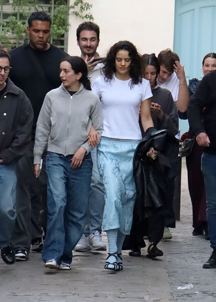 Rosalía junto a su hermana Pili en las calles de Sevilla.