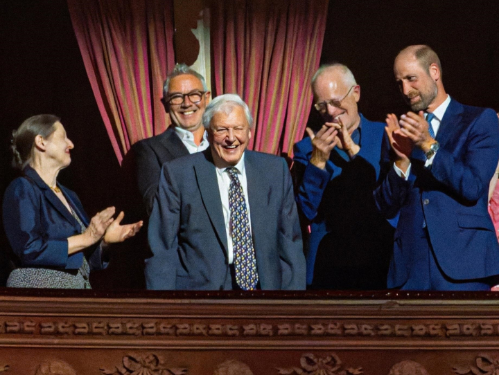 El príncipe Guillermo aplaudiendo a David Attenborough en la celebración de su centenario en el Royal Albert Hall