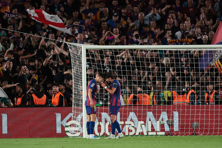 Ferran Torres celebra con Pau Cubarsi el segundo gol del FC Barcelona en el Clásico frente al Real Madrid.