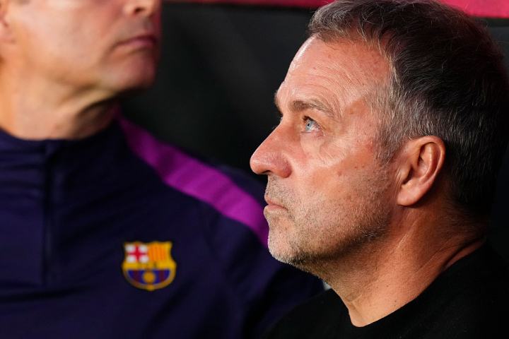 Hansi Flick, durante el minuto de silencio en el Camp Nou por el fallecimiento de su padre la pasada madrugada.