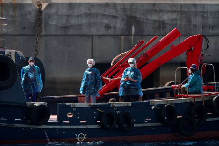 alt="alt="People from the cruise ship MV Hondius, affected by a hantavirus outbreak, are transferred by boat to the port after disembarking, at the port of Granadilla de Abona, in Tenerife, Spain, May 10, 2026. REUTERS/Hannah McKay""
