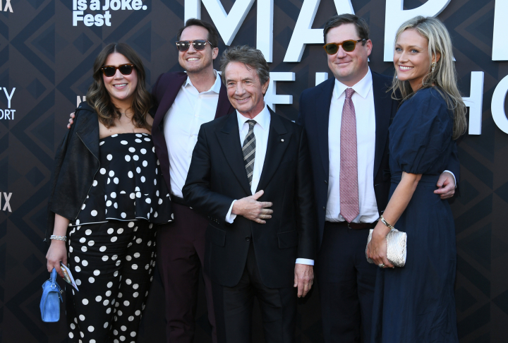 Martin Short con su familia en el estreno de su documental 'Marty, life is short'