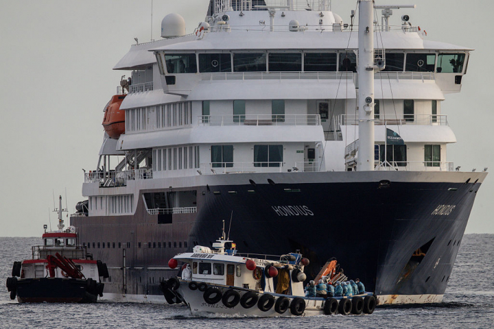 Vista del MV Hondius junto al puerto de Granadilla de Abona