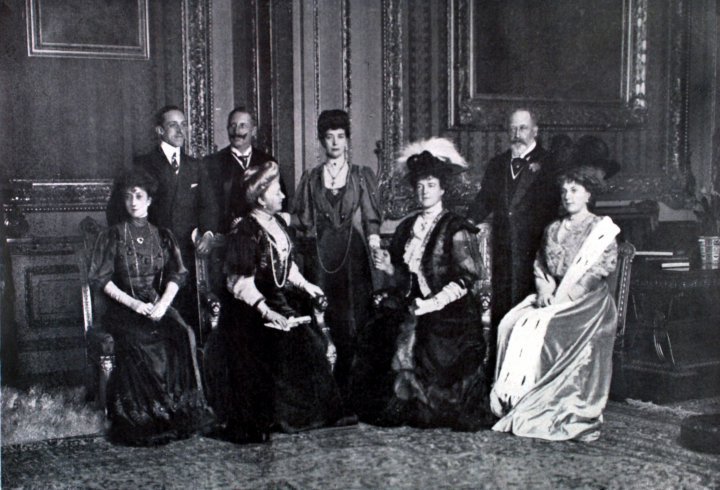 Alfonso XIII y Victoria Eugenia de España con el Kaiser Guillermo II y Augusta de Alemania, Eduardo VII y Alexandra de Reino Unido, Amelia de Portugal y Maud de Noruega en 1907 en Windsor