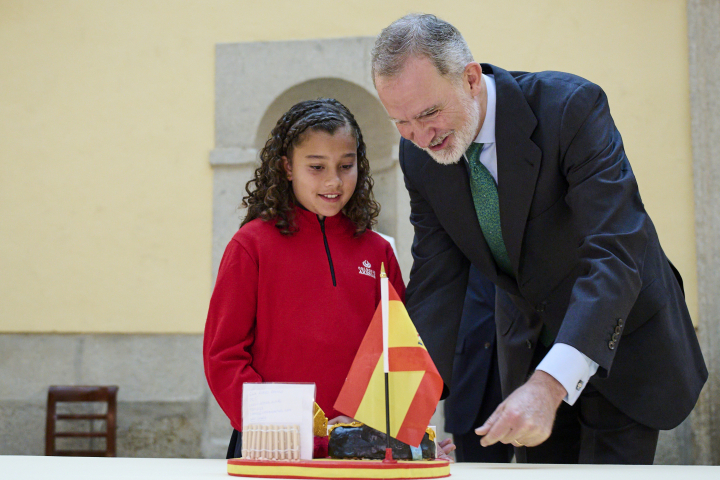 Felipe VI con una de las niñas participantes del concurso '¿Qué es un rey para ti?'