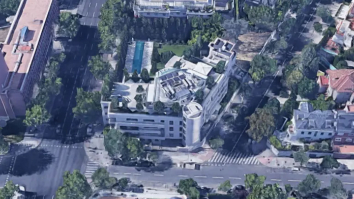 Imagen aérea tomada con los satélites de la herramienta gratuita de Google Maps en la que se aprecia un bloque de viviendas donde vive Florentino Pérez