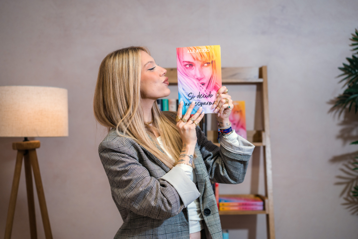 Alejandra Rubio, muy orgullosa de su novela 'Si decido arriesgarme'