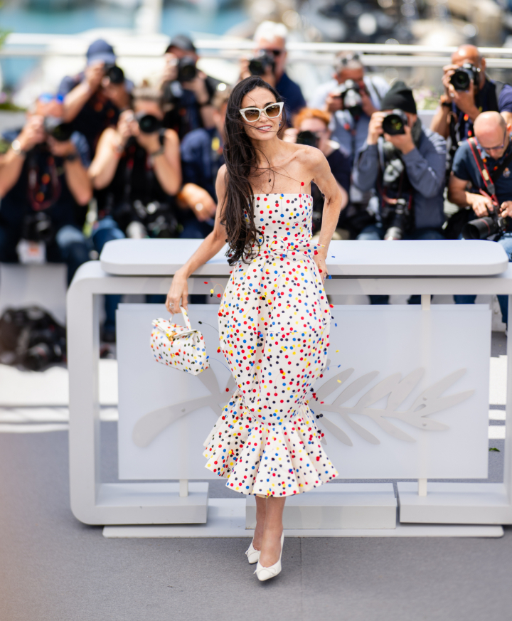 Demi Moore, posando ante los fotógrafos en Cannes