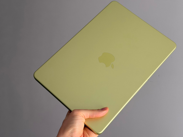 El MacBook Neo cerrado, en color cítrico. Muy elegante.