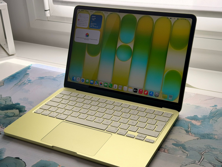 El MacBook Neo, con la pantalla encendida. 500 nits de brillo y 60 Hz de fluidez máxima.
