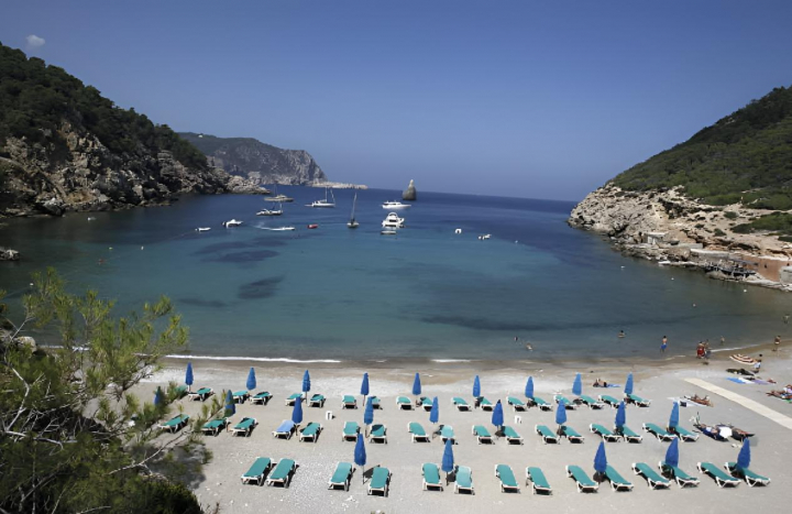 alt="alt="La Cala Benirrás en Sant Joan de Labritja, Ibiza.""