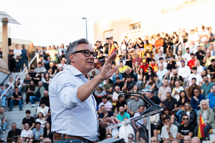 ROQUETAS DE MAR, ALMERIA ANDALU, SPAIN - MAY 07: Vox candidate for the Presidency of the Junta de Andalucia, Manuel Gavira, speaks during a rally in Roquetas de Mar. On 07 May 2026, in Roquetas de Mar, Almeria (Andalusia, Spain). The president of Vox, Santiago Abascal, has participated in a public event together with the Vox candidate for the Presidency of the Junta, Manuel Gavira, in the Plaza del Castillo de Santa Ana in Roquetas de Mar, in view of the upcoming elections on 17 May. (Photo By Marian Leon/Europa Press via Getty Images)