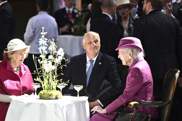 Harald y Sonia de Noruega hablando con Margarita de Dinamarca en el almuerzo por el 80º cumpleaños de Carlos Gustavo de Suecia