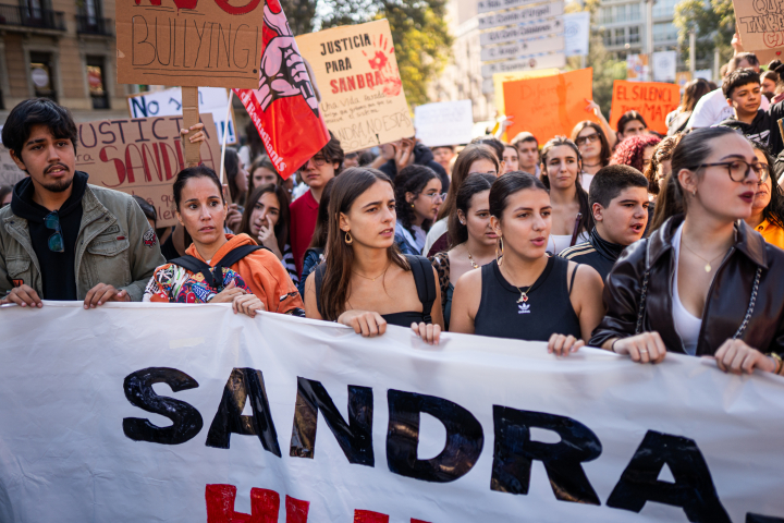 La manifestación, convocada por la Unión de Estudiantes, se produce dos semanas después de que Sandra Peña, una joven de 15 años, se suicidara en Sevilla a causa del acoso escolar que sufría.